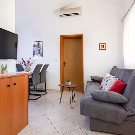 Villa Livia With Three Nice Apartments, Swimming Pool, Childrens Playground, Barbecue And Free Parking Ližnjan Exterior foto