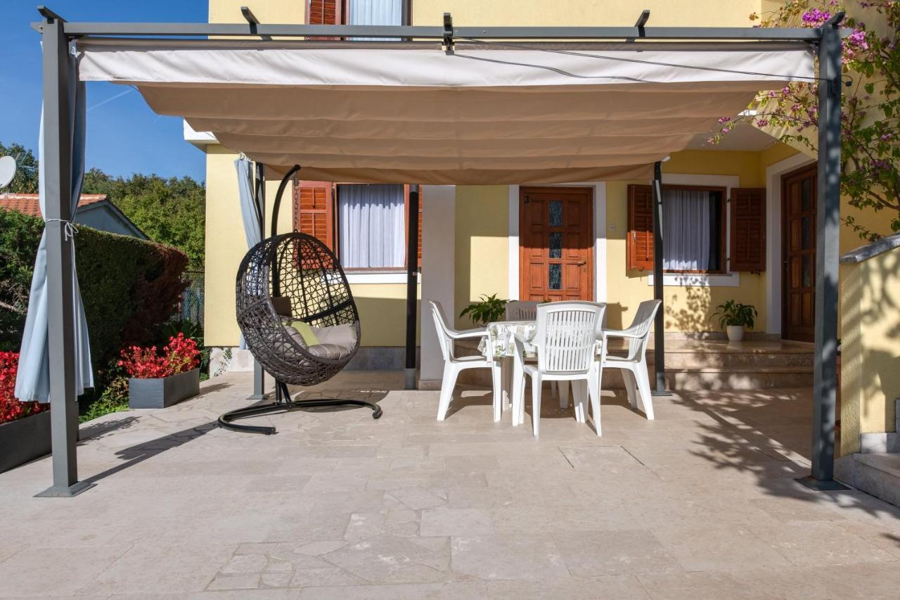 Villa Livia With Three Nice Apartments, Swimming Pool, Childrens Playground, Barbecue And Free Parking Ližnjan Exterior foto