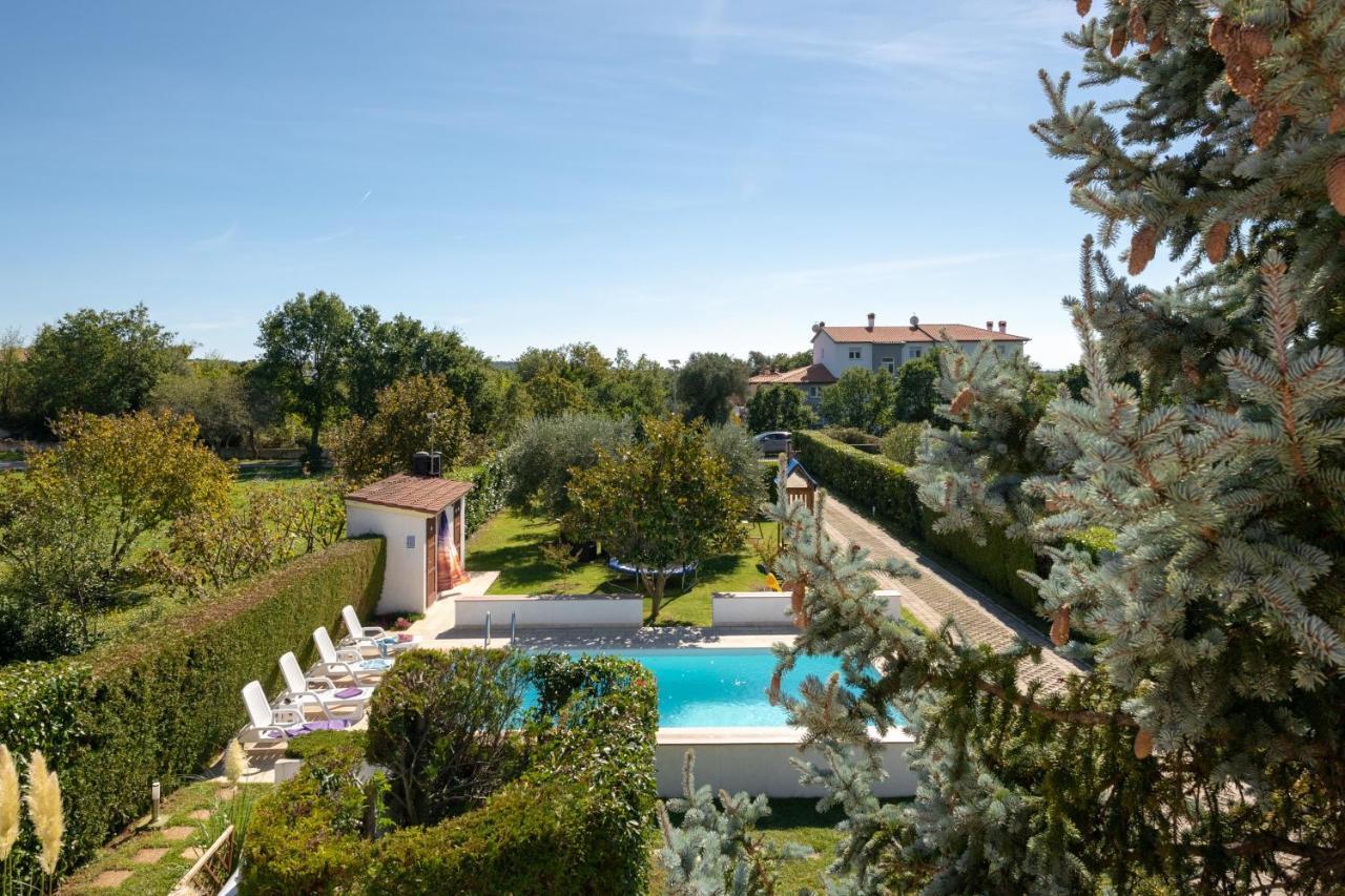 Villa Livia With Three Nice Apartments, Swimming Pool, Childrens Playground, Barbecue And Free Parking Ližnjan Exterior foto