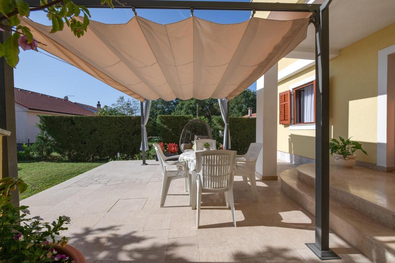 Villa Livia With Three Nice Apartments, Swimming Pool, Childrens Playground, Barbecue And Free Parking Ližnjan Exterior foto