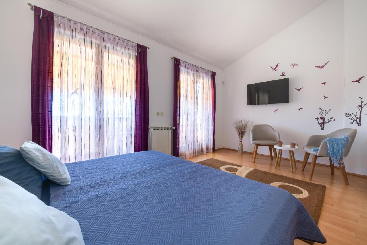 Villa Livia With Three Nice Apartments, Swimming Pool, Childrens Playground, Barbecue And Free Parking Ližnjan Exterior foto