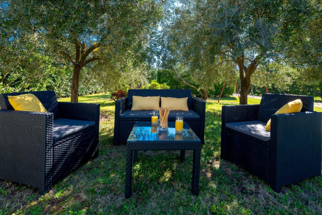 Villa Livia With Three Nice Apartments, Swimming Pool, Childrens Playground, Barbecue And Free Parking Ližnjan Exterior foto
