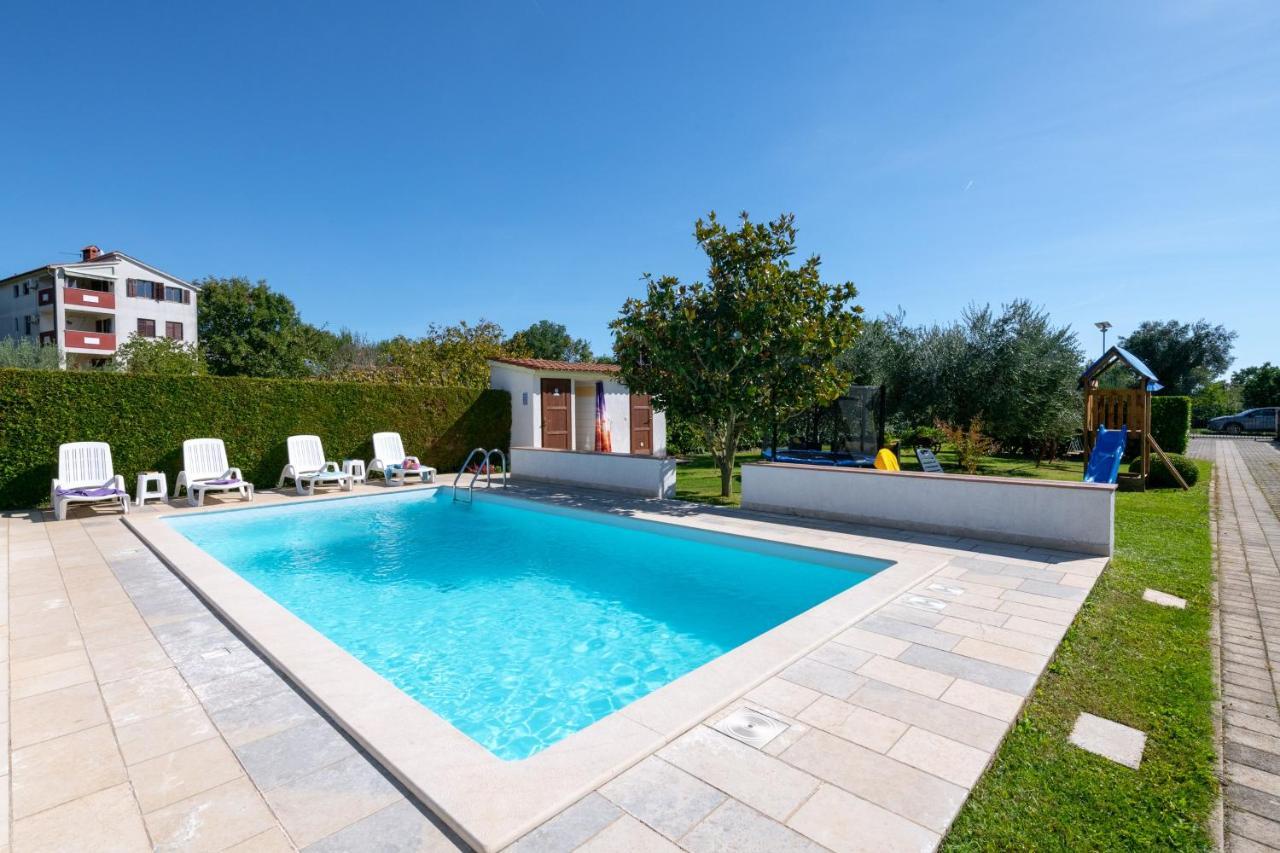 Villa Livia With Three Nice Apartments, Swimming Pool, Childrens Playground, Barbecue And Free Parking Ližnjan Exterior foto