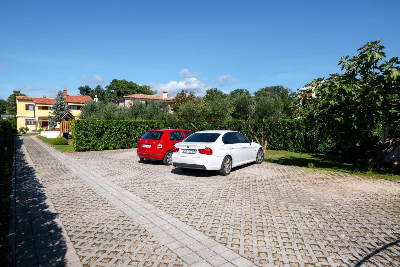 Villa Livia With Three Nice Apartments, Swimming Pool, Childrens Playground, Barbecue And Free Parking Ližnjan Exterior foto