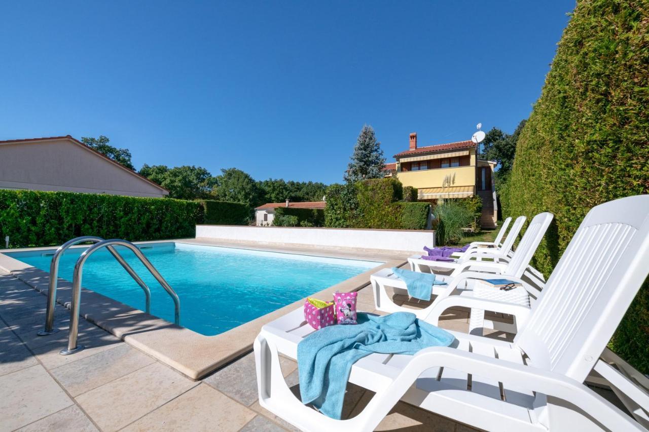 Villa Livia With Three Nice Apartments, Swimming Pool, Childrens Playground, Barbecue And Free Parking Ližnjan Exterior foto