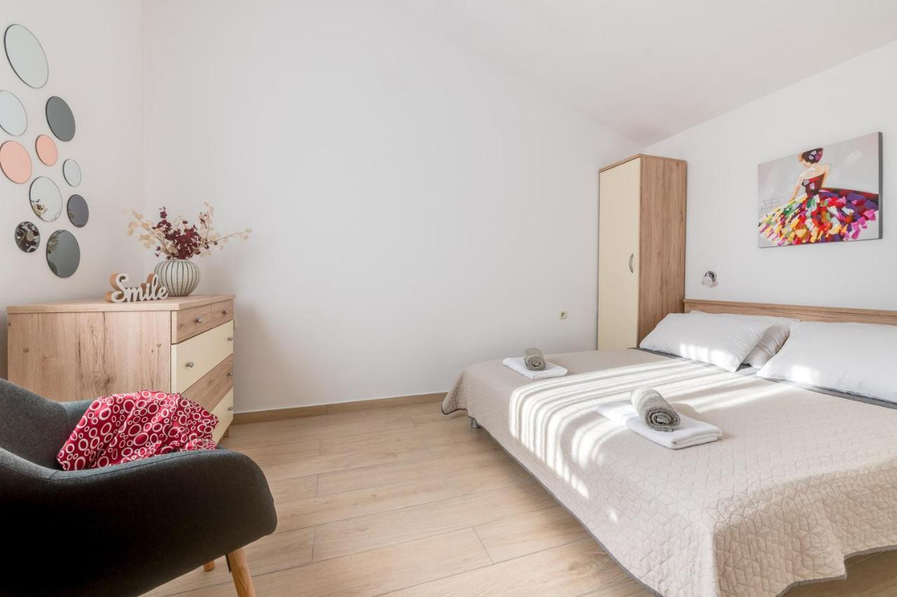 Villa Livia With Three Nice Apartments, Swimming Pool, Childrens Playground, Barbecue And Free Parking Ližnjan Exterior foto