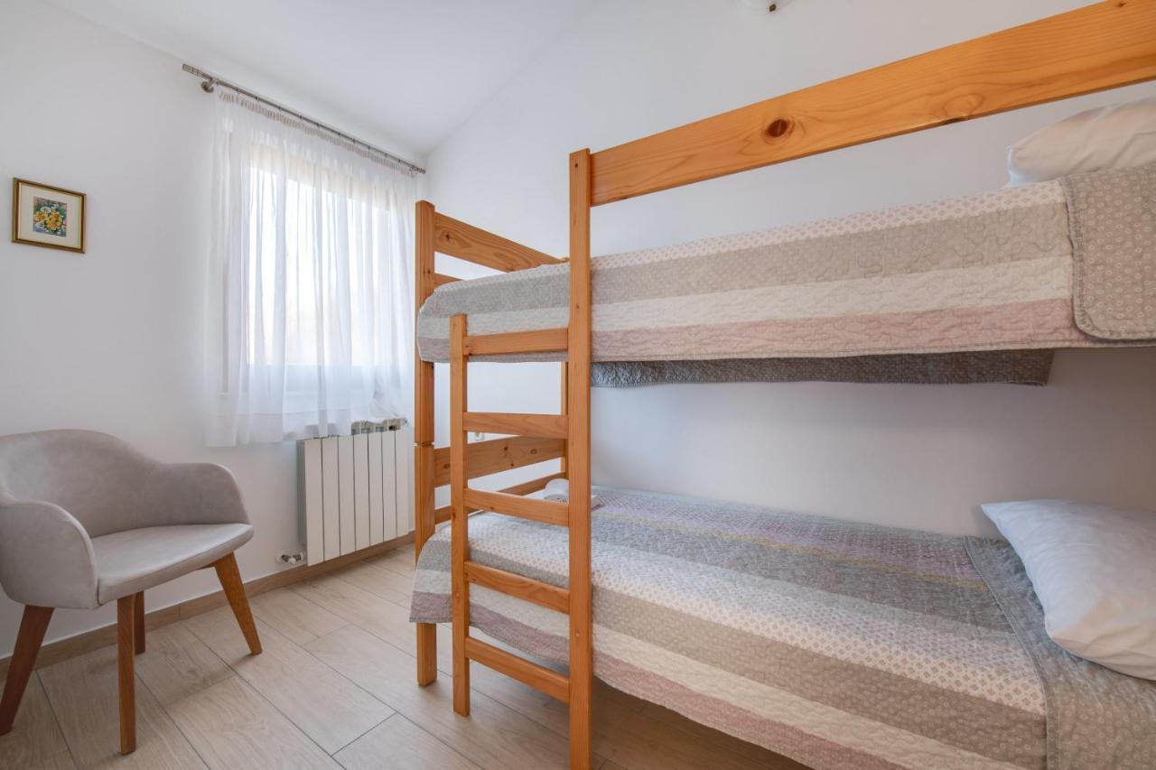 Villa Livia With Three Nice Apartments, Swimming Pool, Childrens Playground, Barbecue And Free Parking Ližnjan Exterior foto