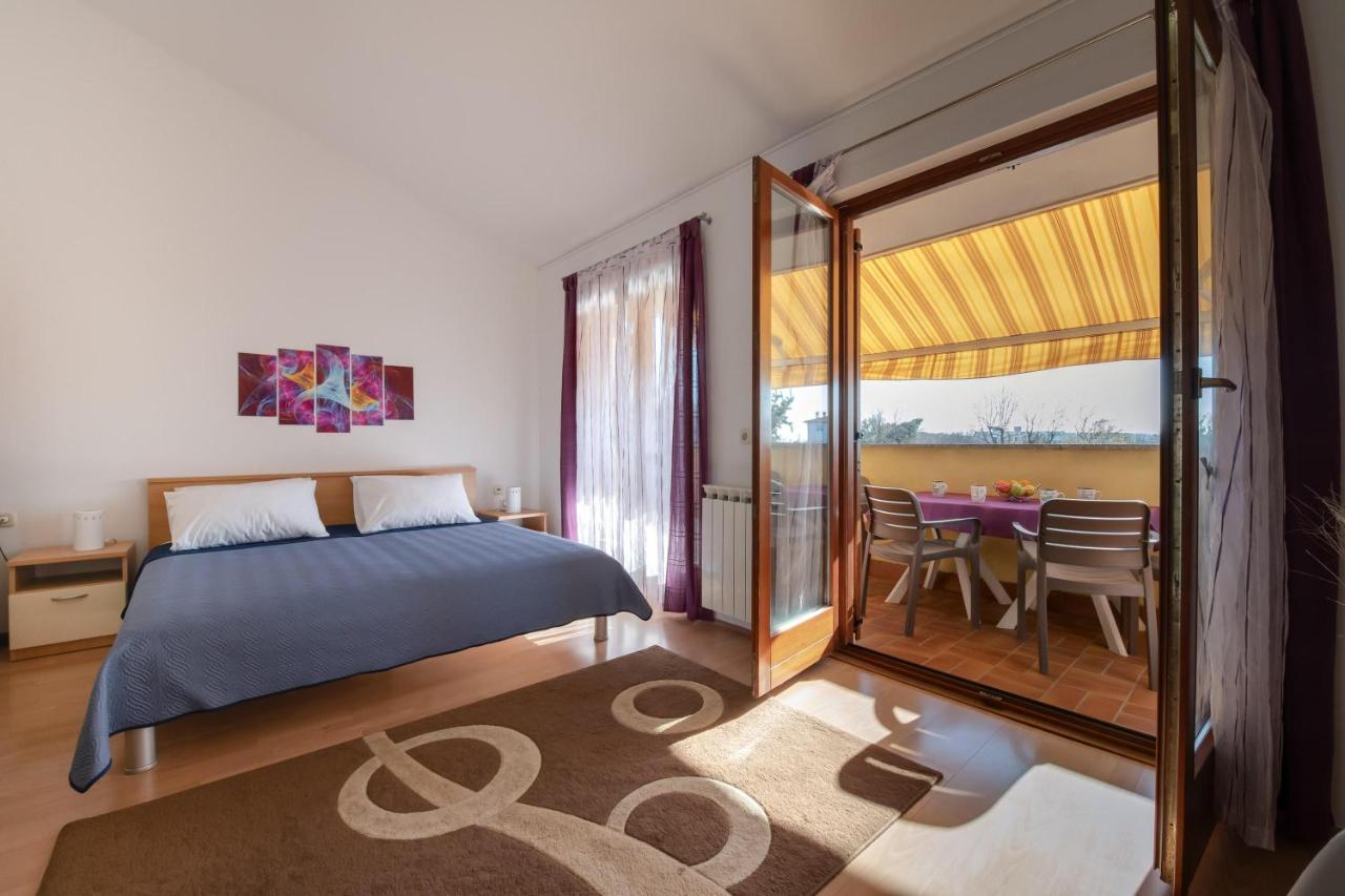 Villa Livia With Three Nice Apartments, Swimming Pool, Childrens Playground, Barbecue And Free Parking Ližnjan Exterior foto