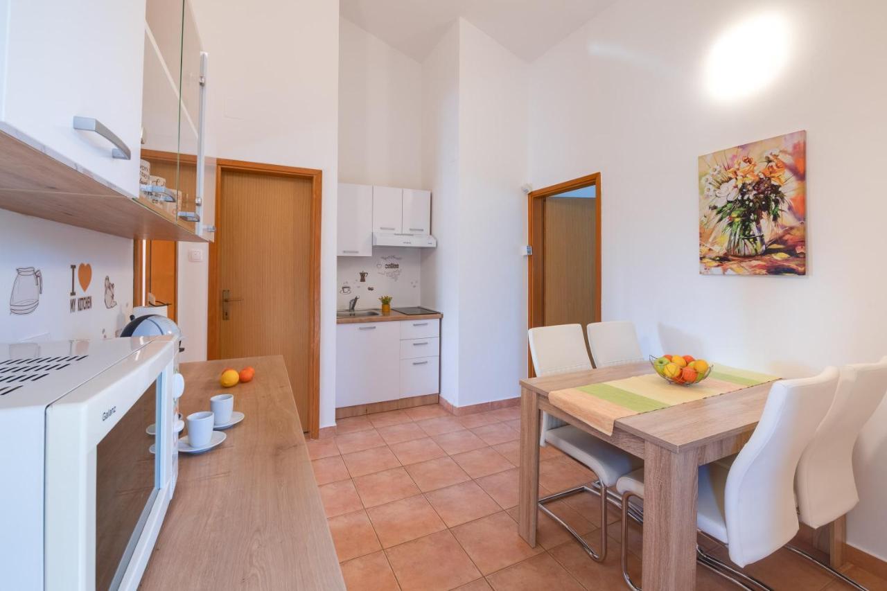 Villa Livia With Three Nice Apartments, Swimming Pool, Childrens Playground, Barbecue And Free Parking Ližnjan Exterior foto