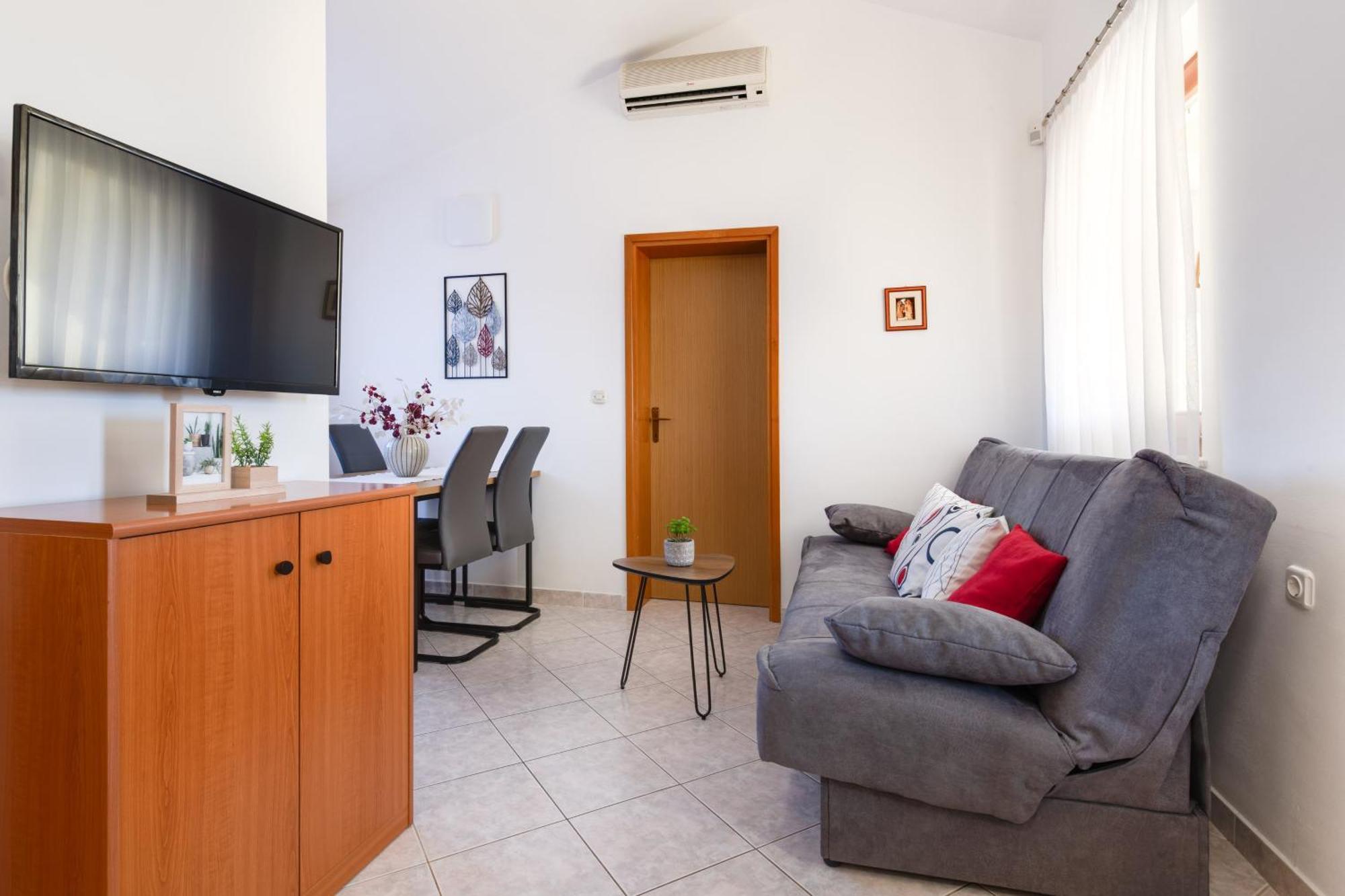 Villa Livia With Three Nice Apartments, Swimming Pool, Childrens Playground, Barbecue And Free Parking Ližnjan Exterior foto