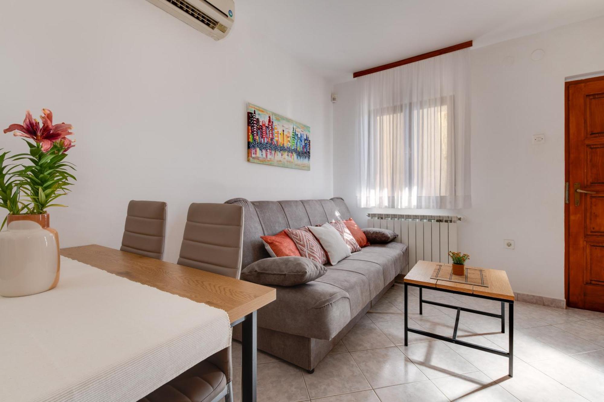 Villa Livia With Three Nice Apartments, Swimming Pool, Childrens Playground, Barbecue And Free Parking Ližnjan Exterior foto