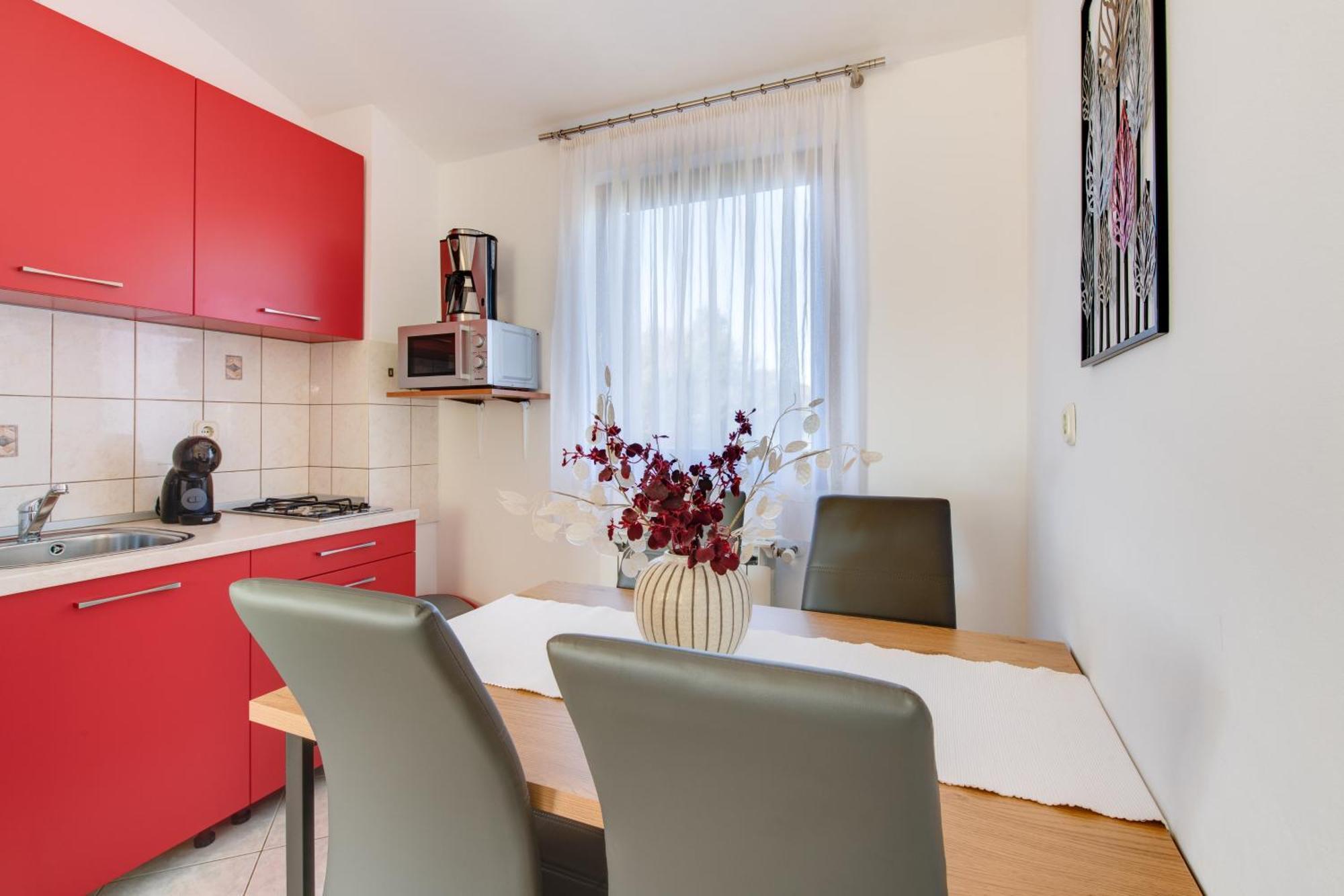 Villa Livia With Three Nice Apartments, Swimming Pool, Childrens Playground, Barbecue And Free Parking Ližnjan Exterior foto